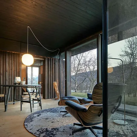 Good Retreat With Sky Glass House