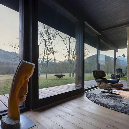 Good Retreat With Sky Glass House